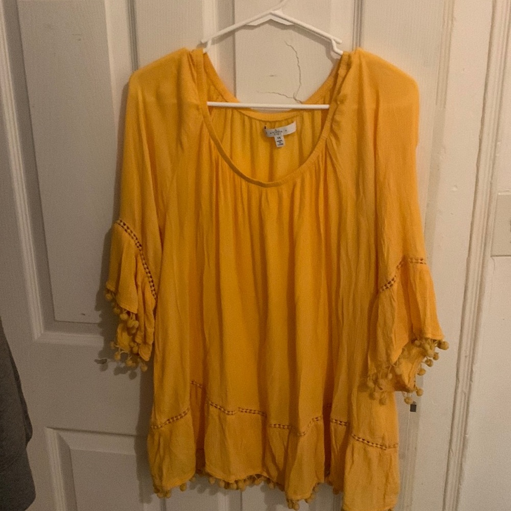 Mustard colored causal absolutely amazing shirt v-neck